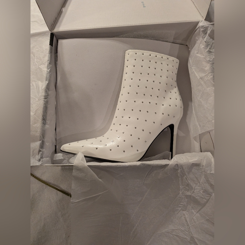 Nine West Farrah Studded Dress Pointy Toe Booties in WHITE sz 9.5M NIB